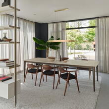 Marmeren tafel met houten onderstel